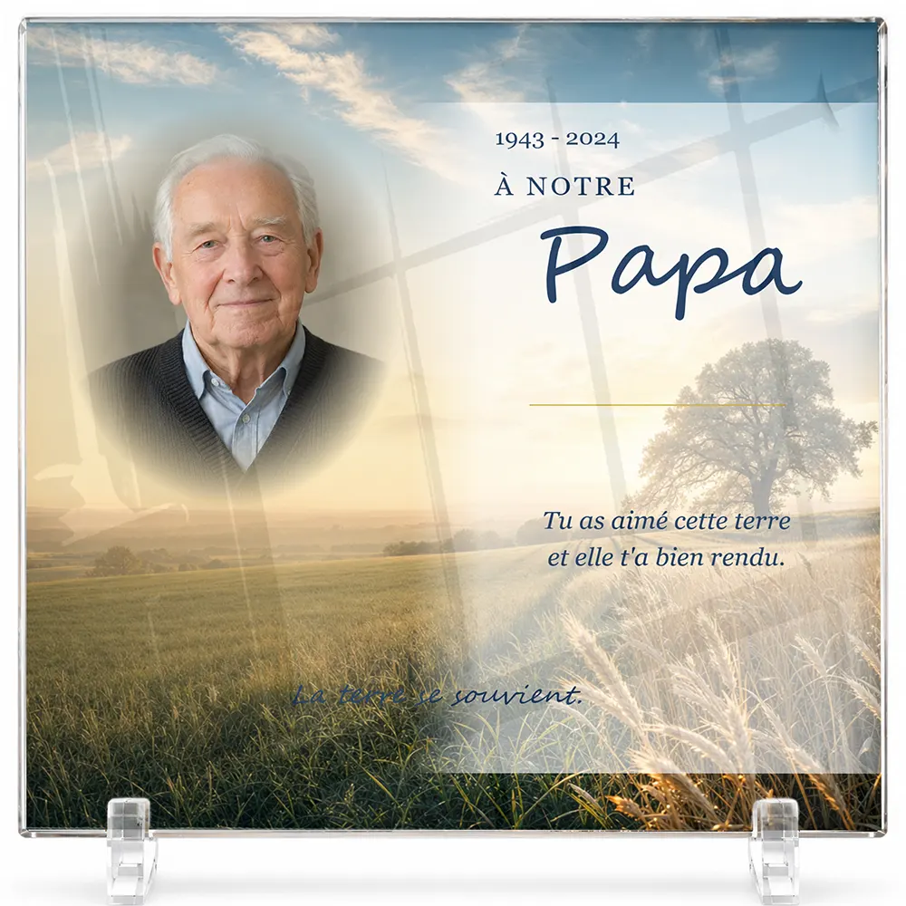 Plaque funéraire carré Agriculteur personnalisée — portrait, texte libre et fond au choix, présentée sur pied plexi