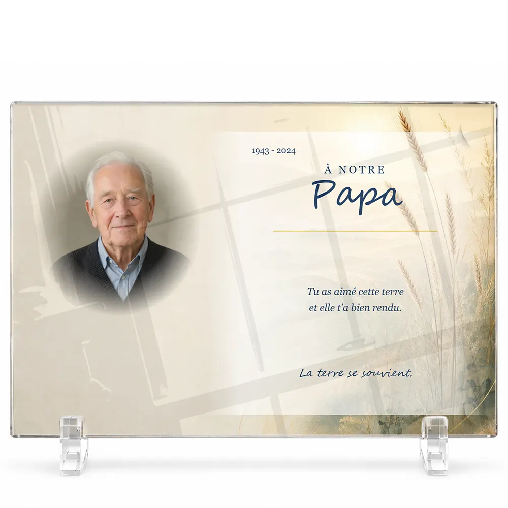 Plaque funéraire panoramique Agriculteur personnalisée — portrait, texte libre et fond au choix, présentée sur pied plexi