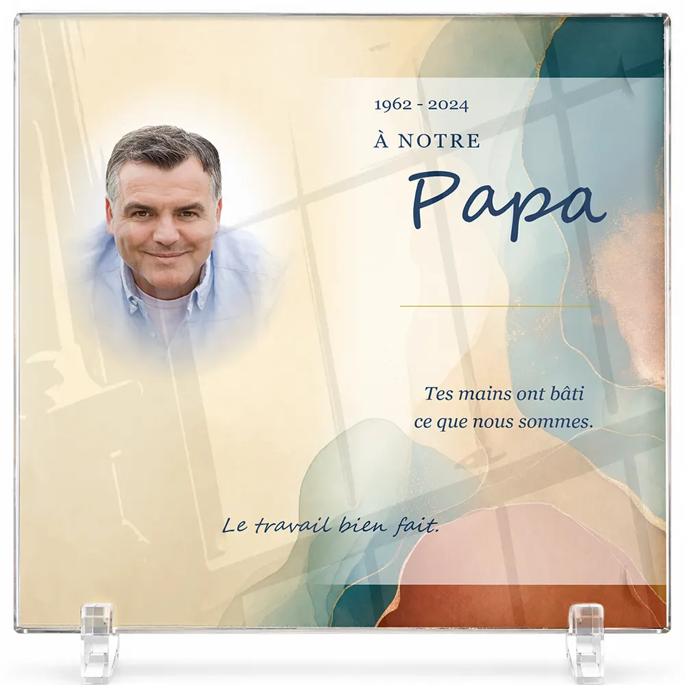 Plaque funéraire carré Artisan personnalisée — portrait, texte libre et fond au choix, présentée sur pied plexi