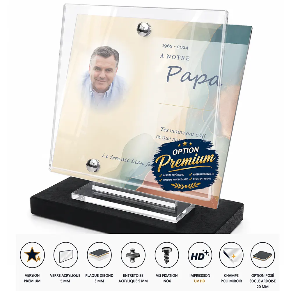 Plaque funéraire carré Artisan finition premium présentée sur socle en ardoise