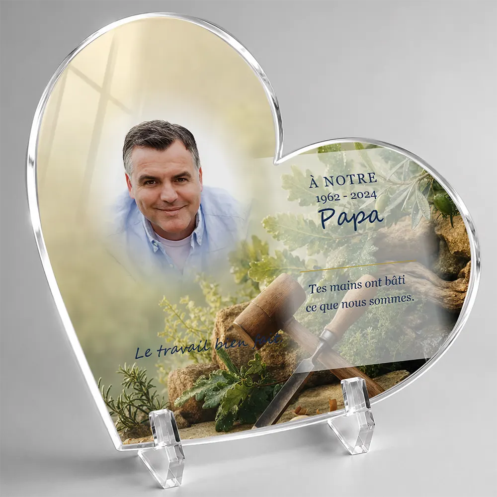 Plaque funéraire cœur Artisan personnalisée — portrait, texte libre et fond au choix, présentée sur pied plexi