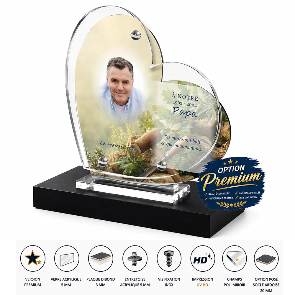 Plaque funéraire cœur Artisan finition premium présentée sur socle en ardoise