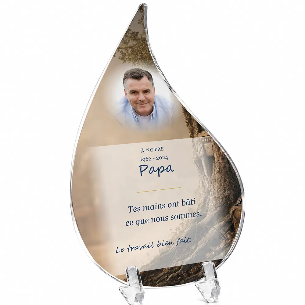 Plaque funéraire flamme Artisan personnalisée — portrait, texte libre et fond au choix, présentée sur pied plexi