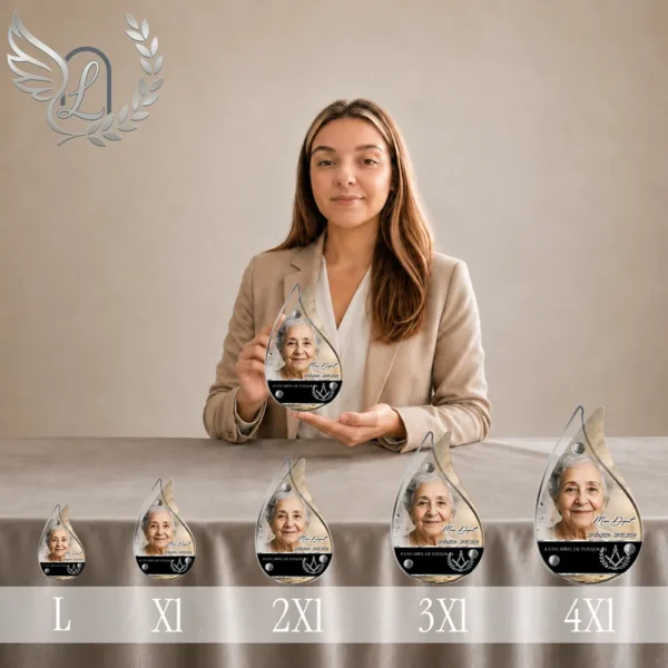 Gamme complète de plaques funéraires flamme en finition argent, du format L au 4XL, présentées côte à côte avec portrait et détails gravés