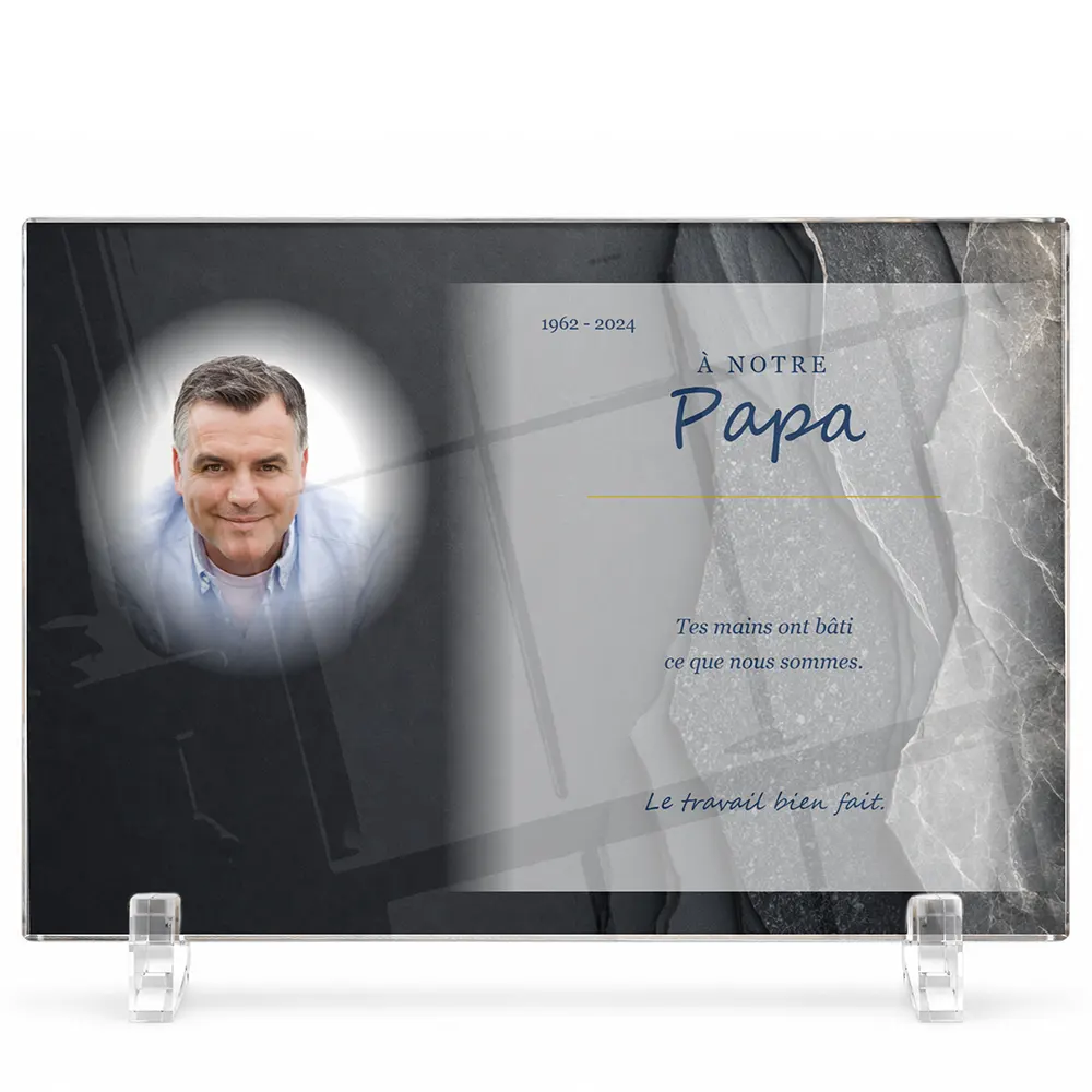 Plaque funéraire panoramique Artisan personnalisée — portrait, texte libre et fond au choix, présentée sur pied plexi