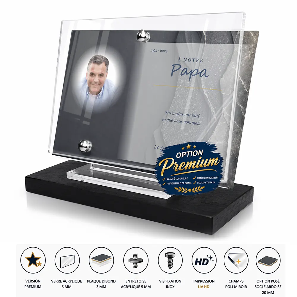 Plaque funéraire panoramique Artisan finition premium présentée sur socle en ardoise