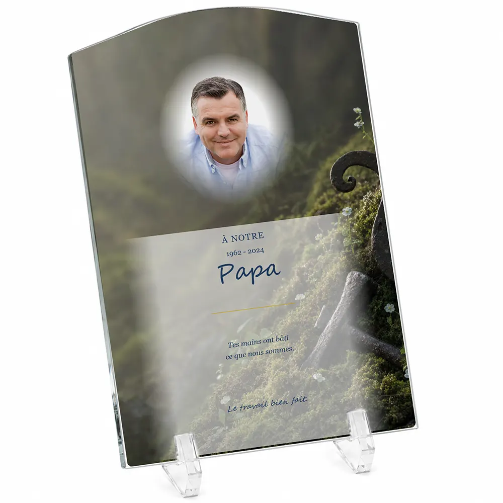 Plaque funéraire stèle Artisan personnalisée — portrait, texte libre et fond au choix, présentée sur pied plexi