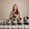 Gamme de plaques funéraires rectangulaires en plexiglas argent, du format M au 4XL, présentant un portrait de femme avec finition chromée, style artisanal monochrome