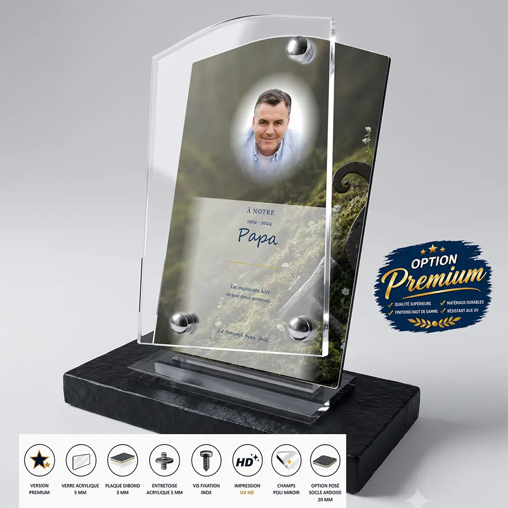 Plaque funéraire stèle Artisan finition premium présentée sur socle en ardoise