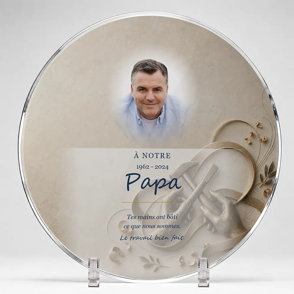 Plaque funéraire circulaire Artisan personnalisée — portrait, texte libre et fond au choix, présentée sur pied plexi