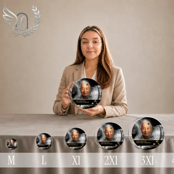 Gamme complète de plaques funéraires circulaires en plexiglas finition or, du format M au 3XL, présentant portrait personnalisé et inscription gravée, présentation comparative des tailles