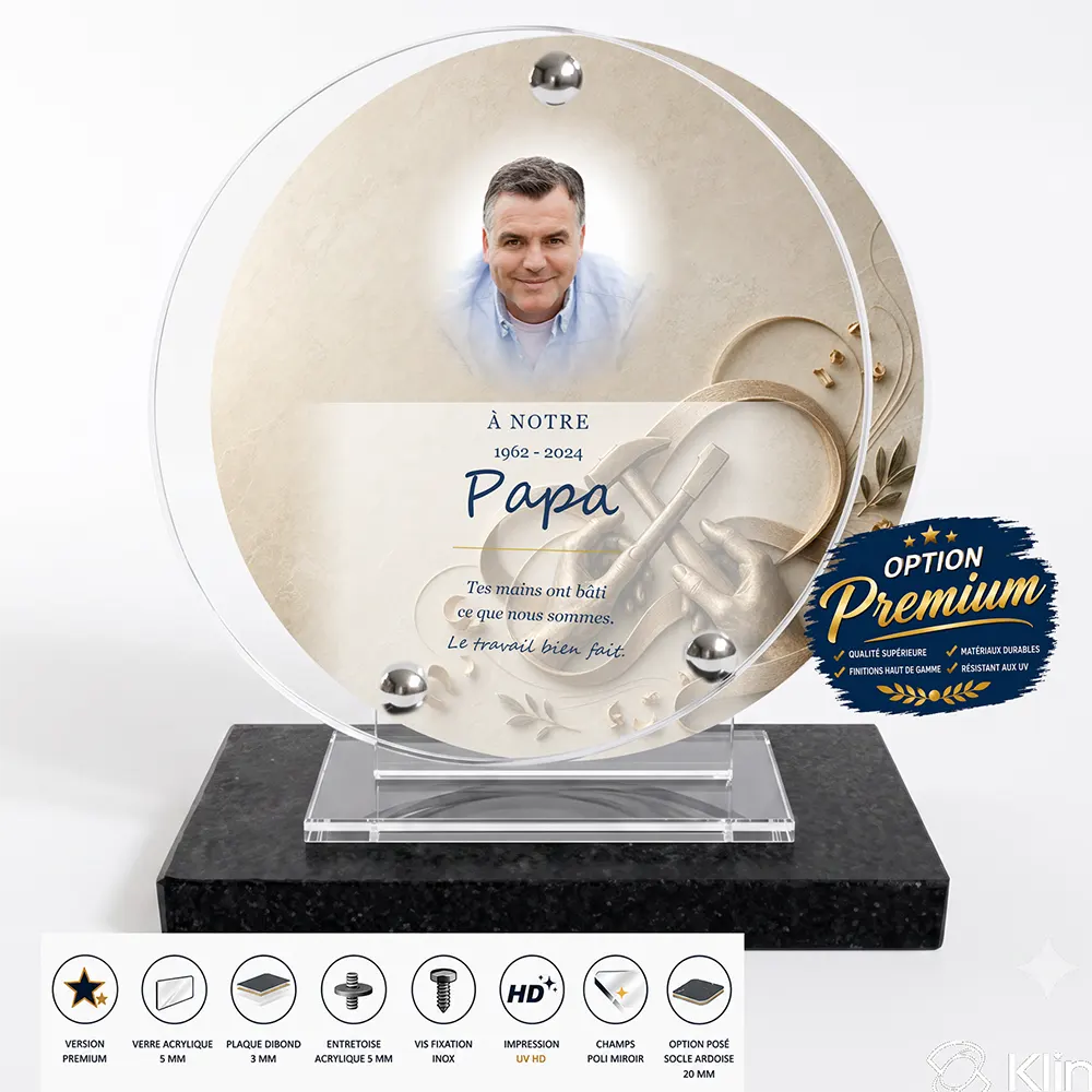 Plaque funéraire circulaire Artisan finition premium présentée sur socle en ardoise