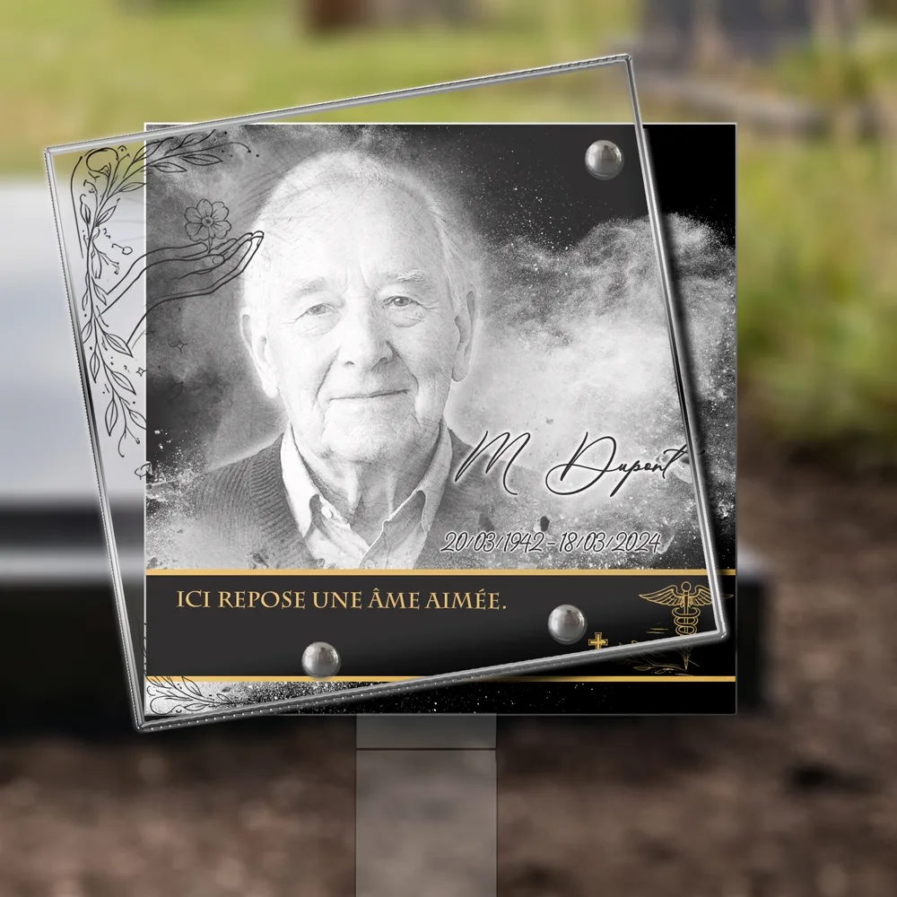 Plaque Carré Soignant plantée dans la terre