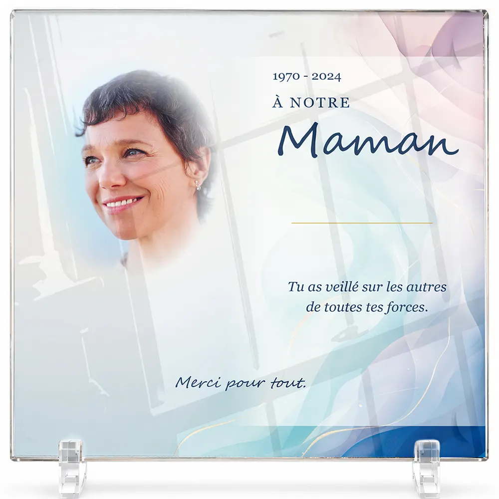 Plaque funéraire carré Soignant personnalisée — portrait, texte libre et fond au choix, présentée sur pied plexi