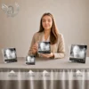 Gamme de quatre plaques funéraires carrées en plexiglas or présentées côte à côte, portait noir et blanc d'un soignant, finition chrome or luxe