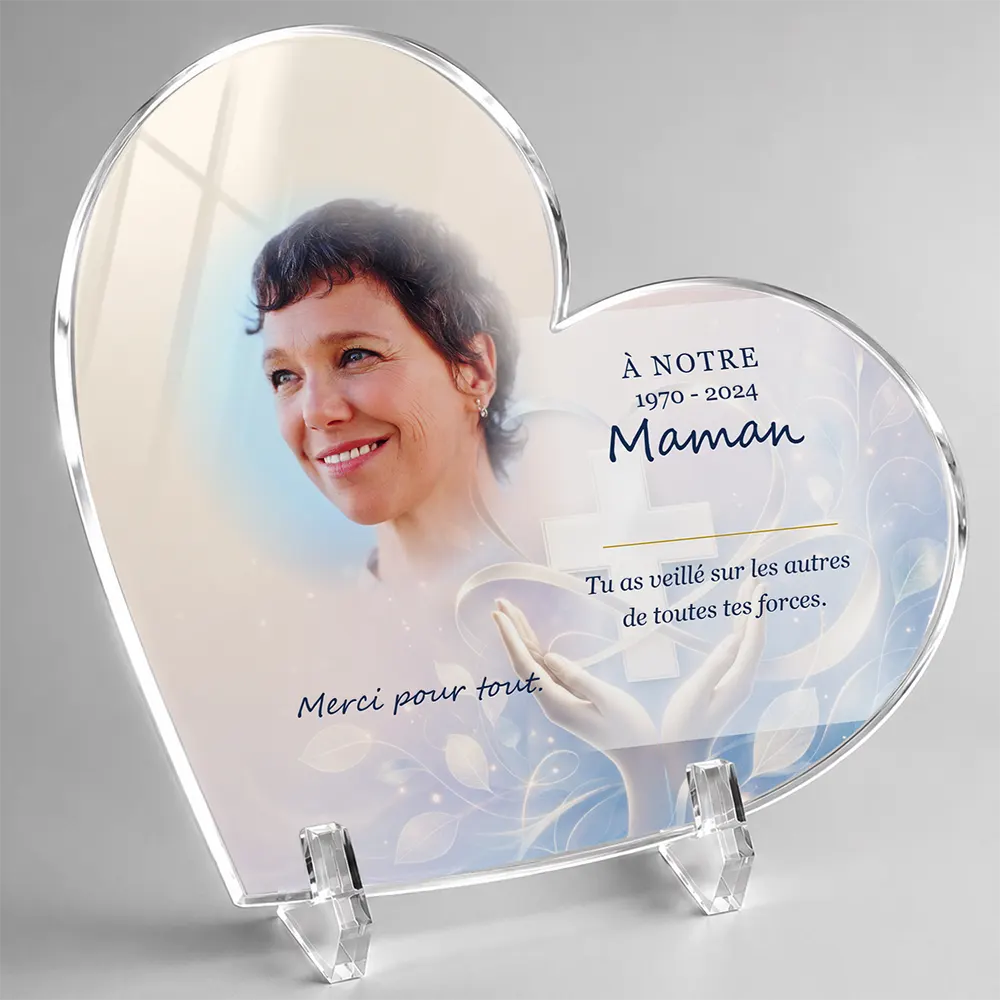 Plaque funéraire cœur Soignant personnalisée — portrait, texte libre et fond au choix, présentée sur pied plexi