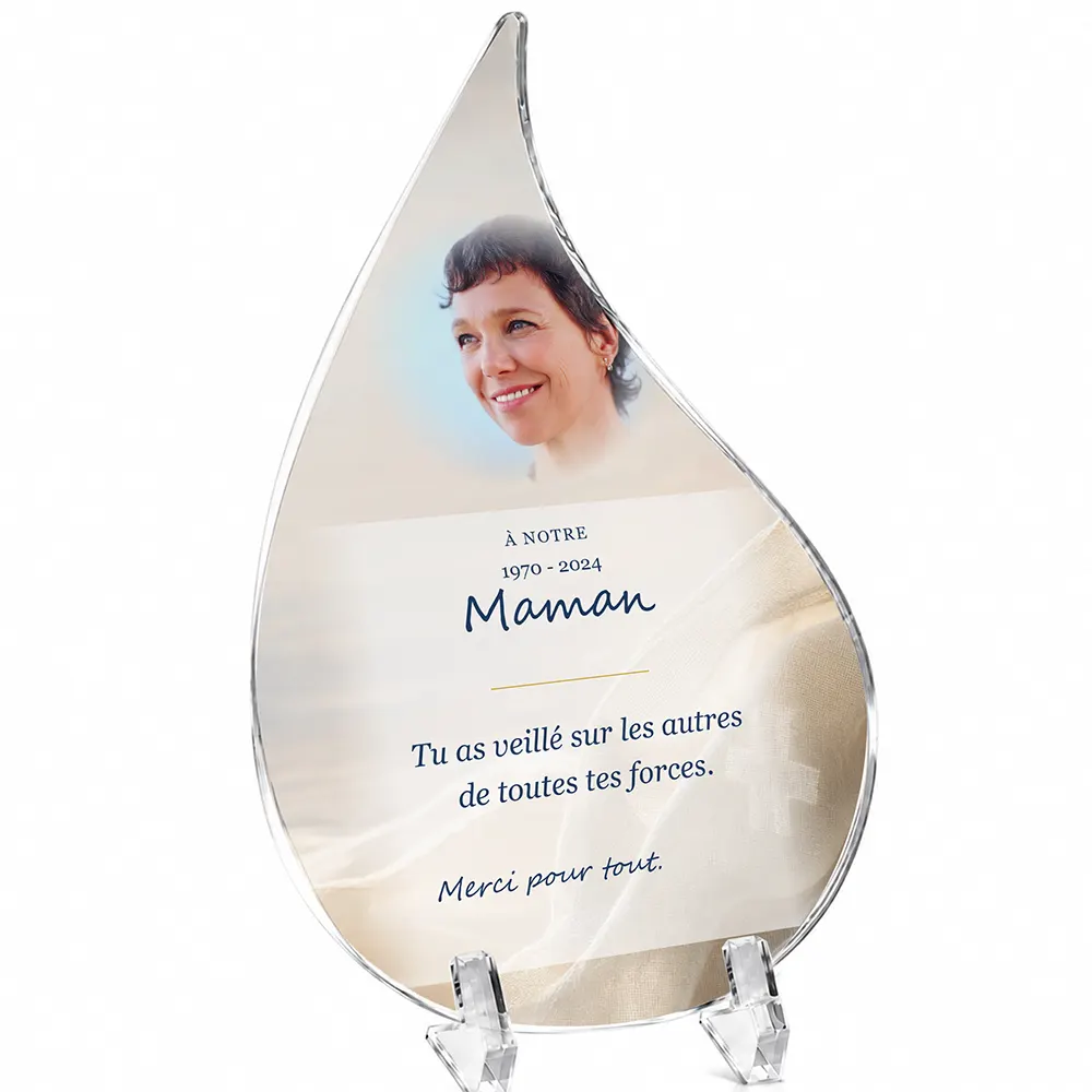 Plaque funéraire flamme Soignant personnalisée — portrait, texte libre et fond au choix, présentée sur pied plexi