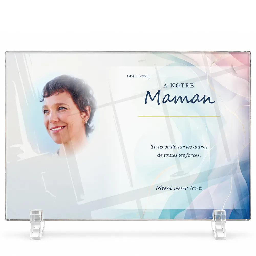 Plaque funéraire panoramique Soignant personnalisée — portrait, texte libre et fond au choix, présentée sur pied plexi