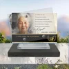 Plaque funéraire panoramique soignant posée sur socle ardoise du Brésil, fixation inox, 1er sous-décor