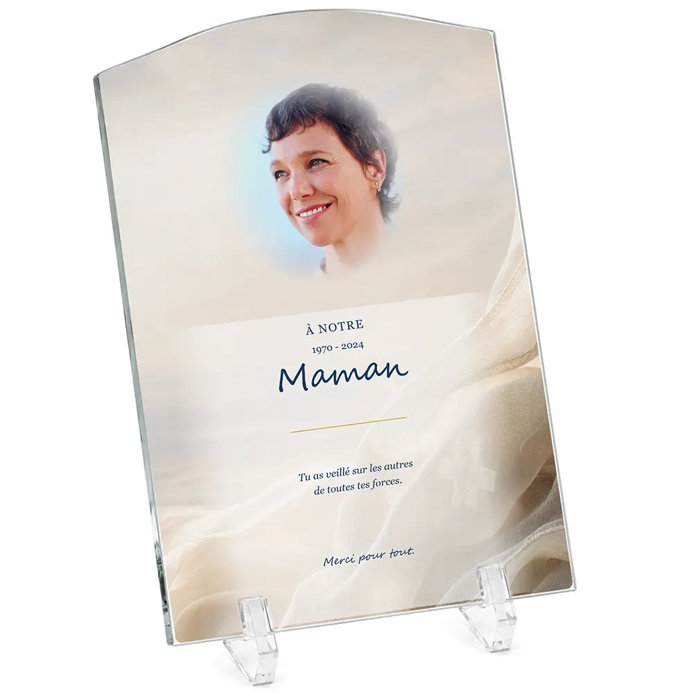 Plaque funéraire stèle Soignant personnalisée — portrait, texte libre et fond au choix, présentée sur pied plexi