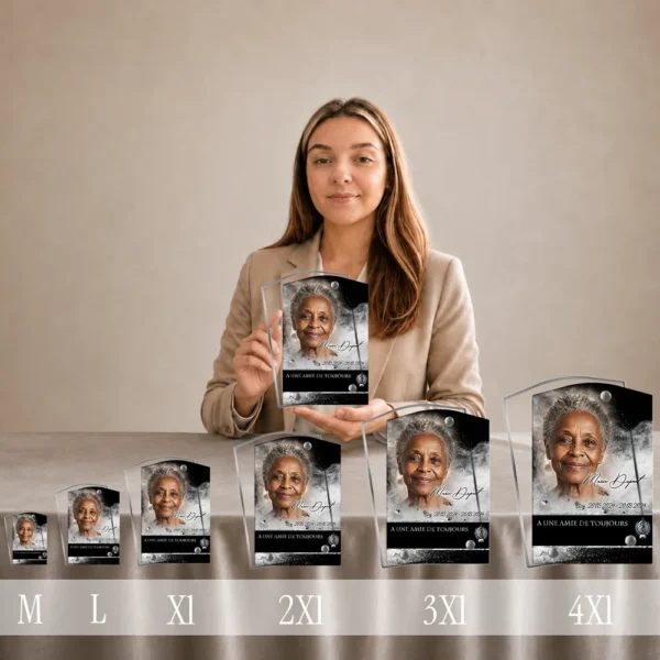Gamme complète de plaques funéraires rectangles en plexiglas argent du format M au 4XL, présentant portrait en dégradé noir et blanc, typographie élégante, thème soignant, toutes tailles côte à côte