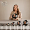 Gamme de plaques funéraires circulaires en plexiglas finition or, du format M au 3XL, présentant un portrait de soignante avec inscription A une âme de toujours, disposées côte à côte pour comparaison des tailles