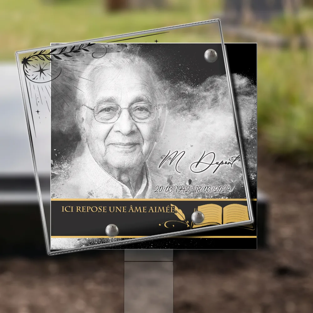 Plaque Carré Enseignant plantée dans la terre