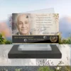 Plaque funéraire panoramique enseignant posée sur socle ardoise du Brésil, fixation inox, 1er sous-décor