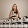 Gamme complète de plaques funéraires rectangles en plexiglas avec finition argent, du format M au 4XL, présentant portrait d'enseignant en noir et blanc avec signature gravée