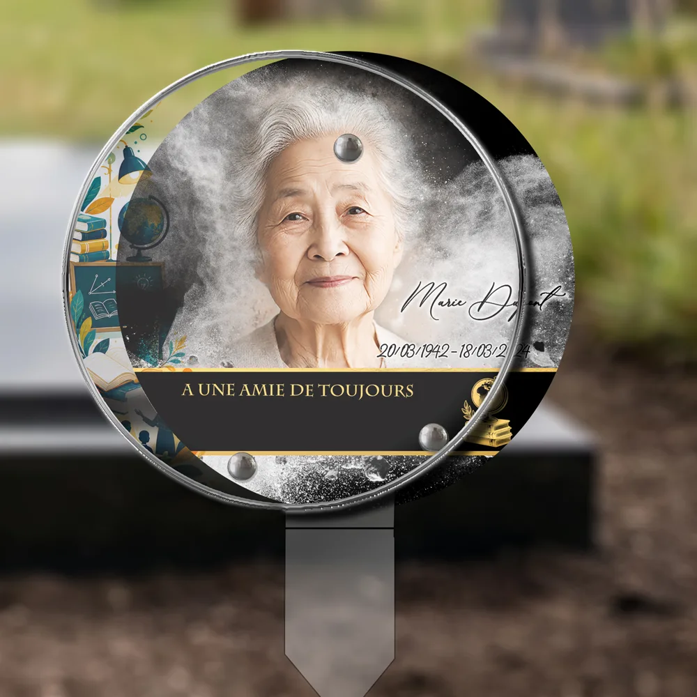 Plaque Circulaire Enseignant plantée dans la terre
