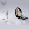 Plaque funéraire médaillon rond enseignant en vue éclatée : assemblage 5 couches plexiglas, entretoises chromées, dibond aluminium, vis inox 316