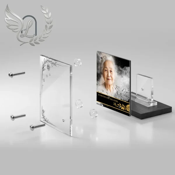 Plaque funéraire carré fleurs en vue éclatée : assemblage 5 couches plexiglas, entretoises chromées, dibond aluminium, vis inox 316
