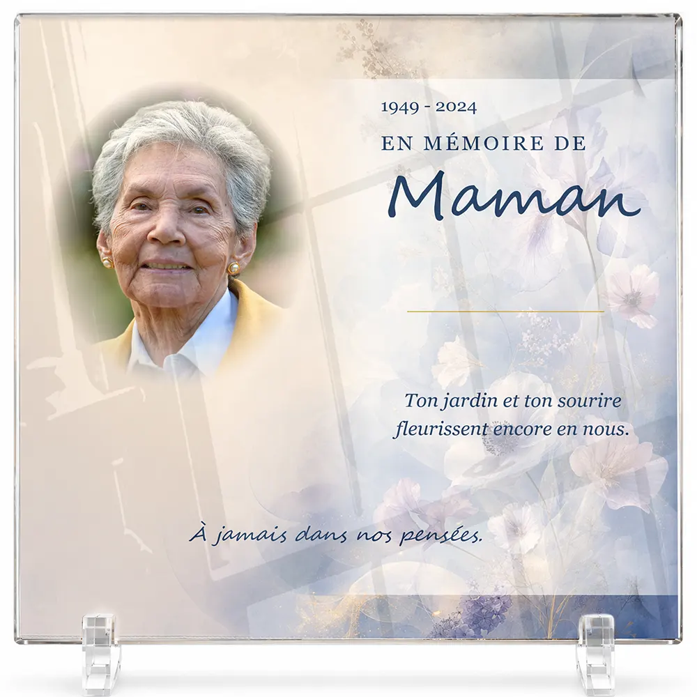 Plaque funéraire carré Fleurs personnalisée — portrait, texte libre et fond au choix, présentée sur pied plexi