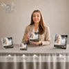 Gamme de plaques funéraires carrées or avec motif floral, présentées en quatre tailles côte à côte, finition chrome doré, portrait personnalisé