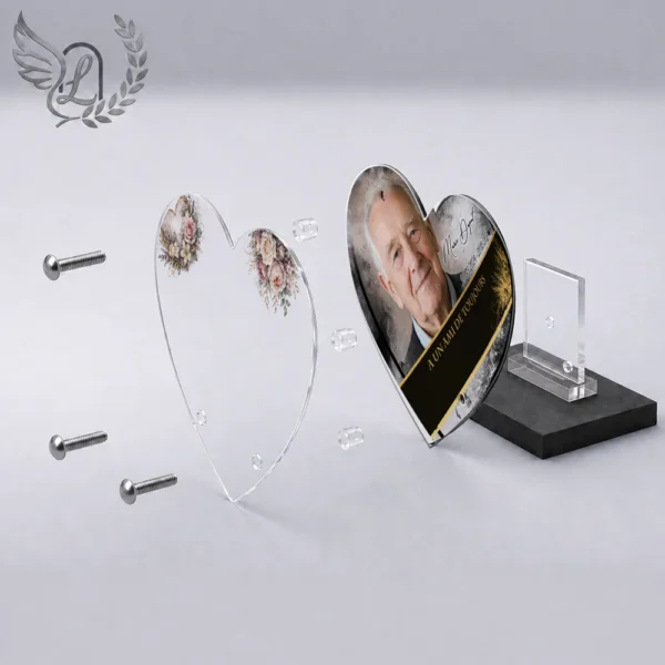 Plaque funéraire cœur fleurs en vue éclatée : assemblage 5 couches plexiglas, entretoises chromées, dibond aluminium, vis inox 316