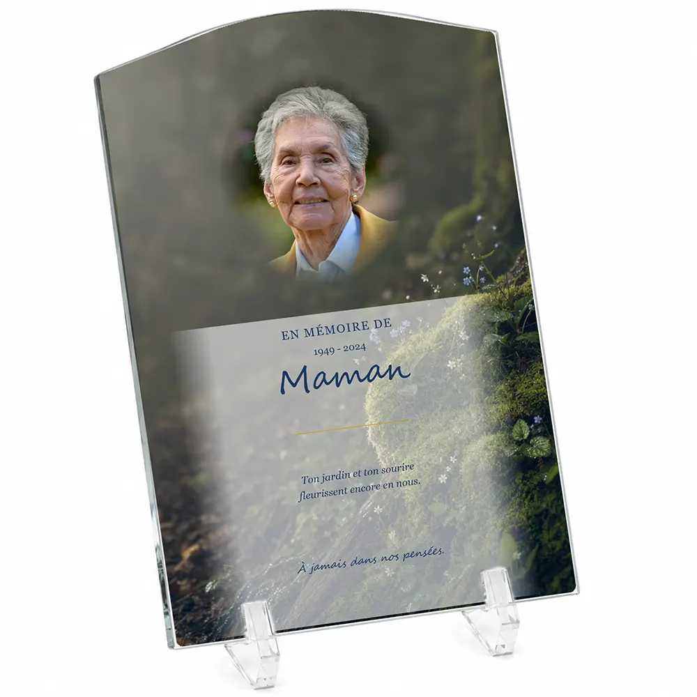 Plaque funéraire stèle Fleurs personnalisée — portrait, texte libre et fond au choix, présentée sur pied plexi