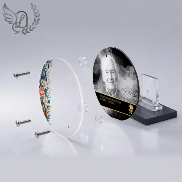 Plaque funéraire médaillon rond fleurs en vue éclatée : assemblage 5 couches plexiglas, entretoises chromées, dibond aluminium, vis inox 316