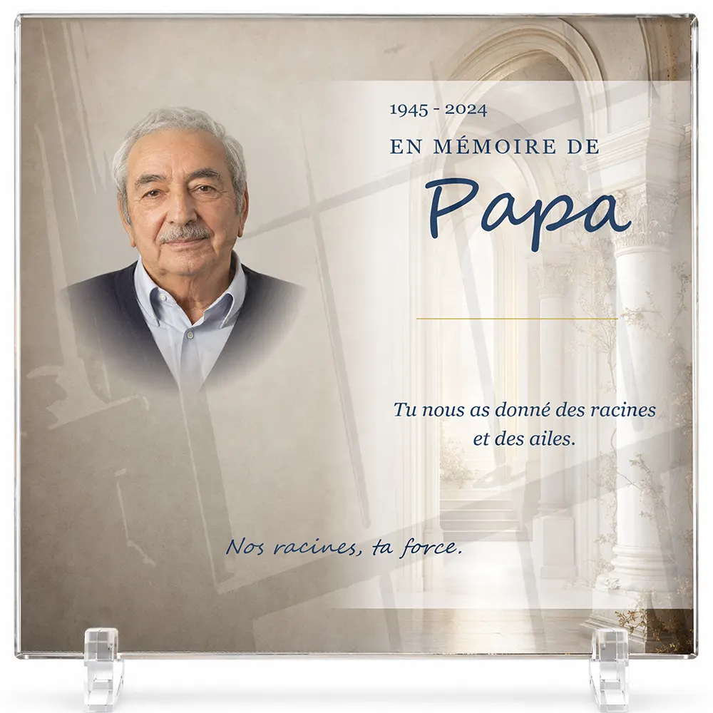 Plaque funéraire carré Arbres personnalisée — portrait, texte libre et fond au choix, présentée sur pied plexi