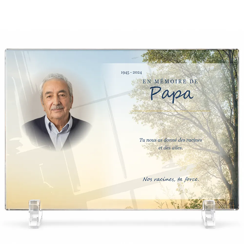 Plaque funéraire panoramique Arbres personnalisée — portrait, texte libre et fond au choix, présentée sur pied plexi