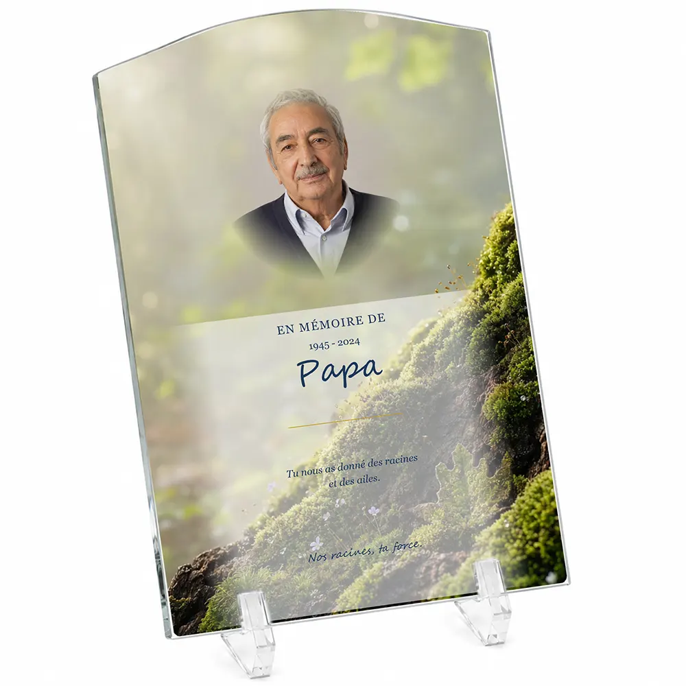 Plaque funéraire stèle Arbres personnalisée — portrait, texte libre et fond au choix, présentée sur pied plexi