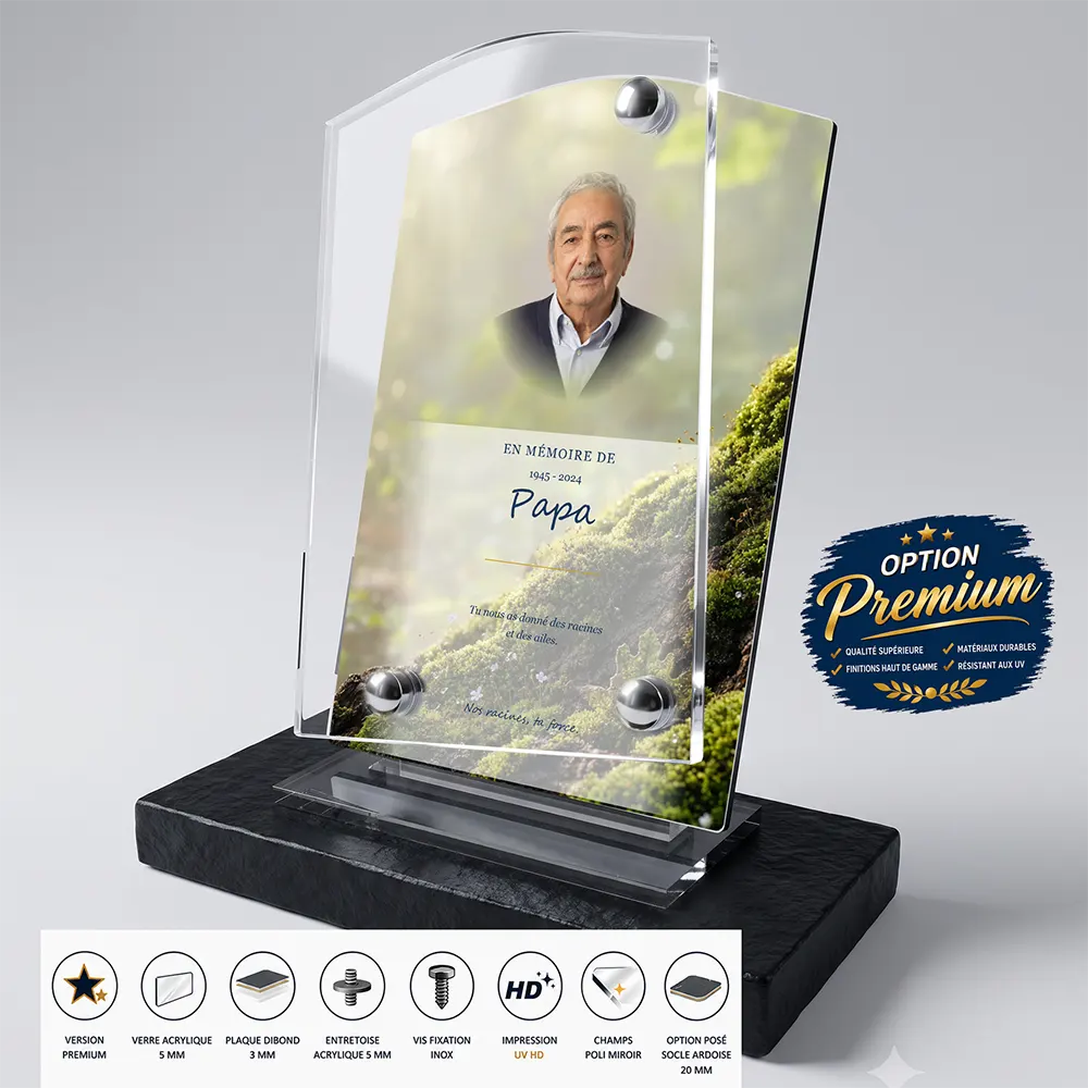 Plaque funéraire stèle Arbres finition premium présentée sur socle en ardoise