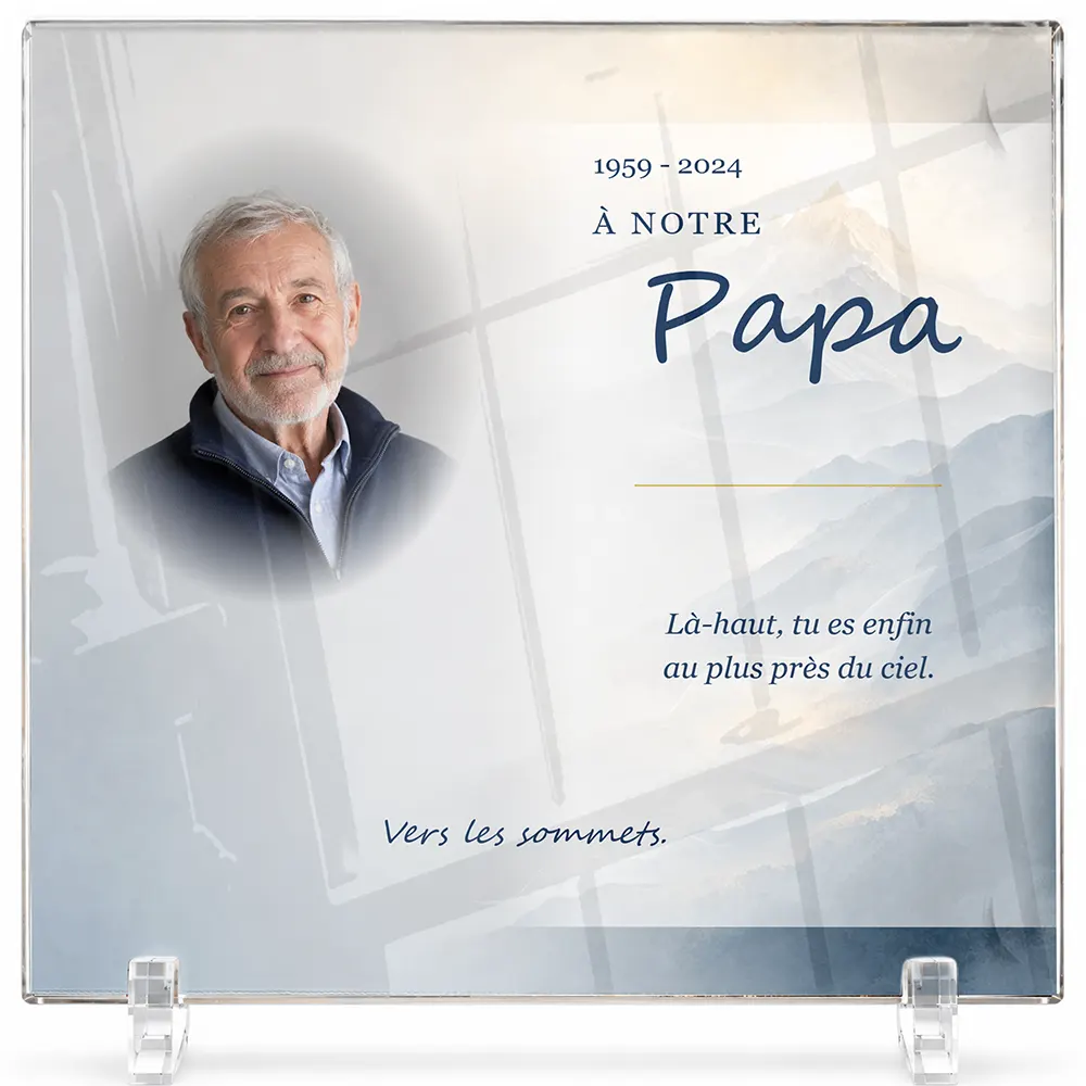 Plaque funéraire carré Montagne personnalisée — portrait, texte libre et fond au choix, présentée sur pied plexi