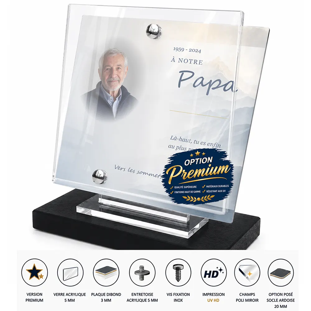 Plaque funéraire carré Montagne finition premium présentée sur socle en ardoise