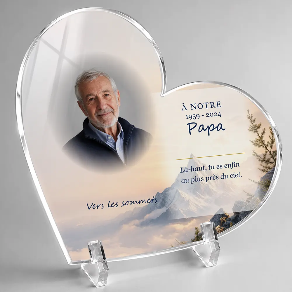 Plaque funéraire cœur Montagne personnalisée — portrait, texte libre et fond au choix, présentée sur pied plexi