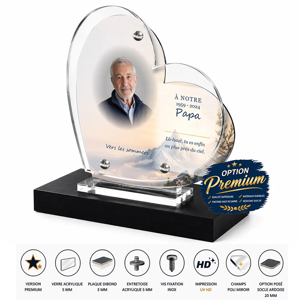 Plaque funéraire cœur Montagne finition premium présentée sur socle en ardoise