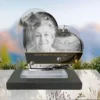 Plaque funéraire cœur montagne posée sur socle ardoise du Brésil, fixation inox, 1er sous-décor