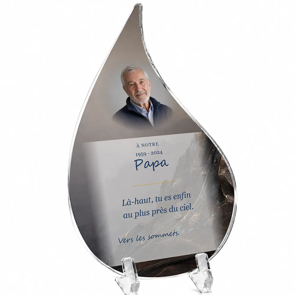 Plaque funéraire flamme Montagne personnalisée — portrait, texte libre et fond au choix, présentée sur pied plexi