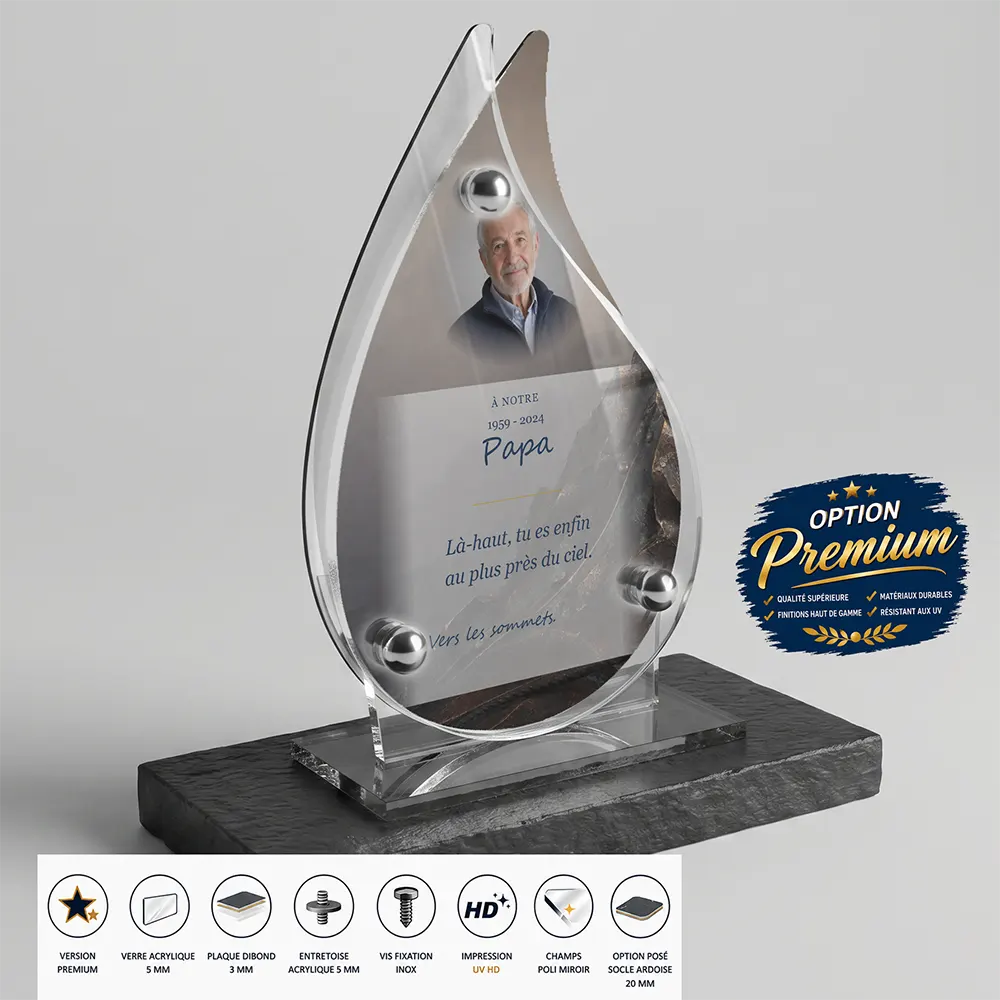 Plaque funéraire flamme Montagne finition premium présentée sur socle en ardoise