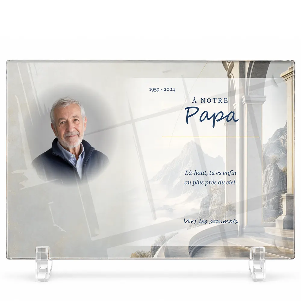 Plaque funéraire panoramique Montagne personnalisée — portrait, texte libre et fond au choix, présentée sur pied plexi