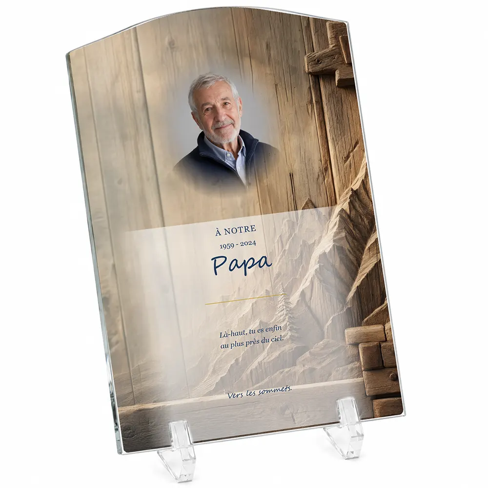 Plaque funéraire stèle Montagne personnalisée — portrait, texte libre et fond au choix, présentée sur pied plexi
